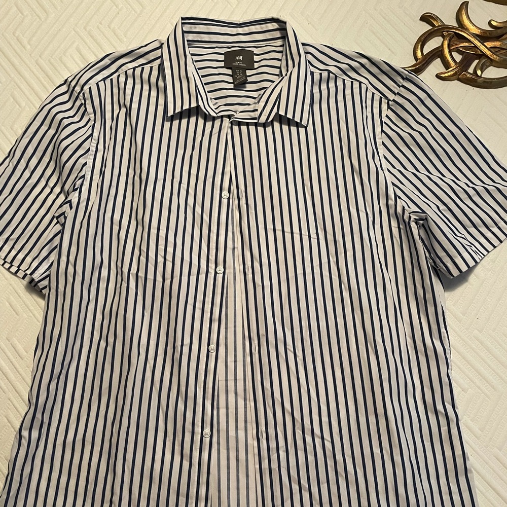H&M Short Sleeve Button Down (size XL)